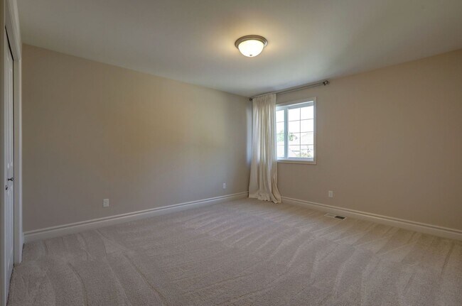 Building Photo - Spacious Custom Home with High-End Finishes Near Lake Sammamish