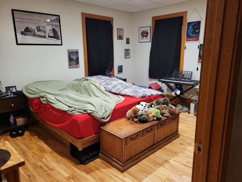 Building Photo - 437 Main St