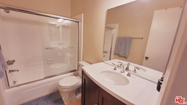 Building Photo - 818 7th St
