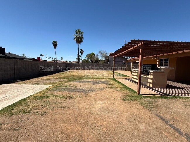 Building Photo - 1637 W Muriel Dr