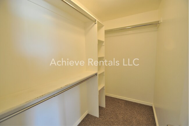 Building Photo - 564 800 E