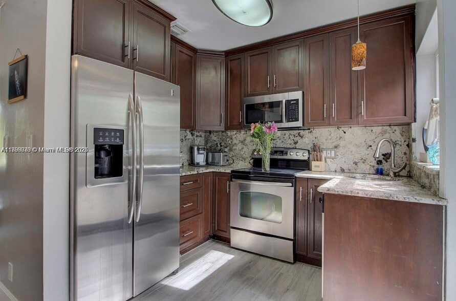 Primary Photo - 320 SW 11th Ct