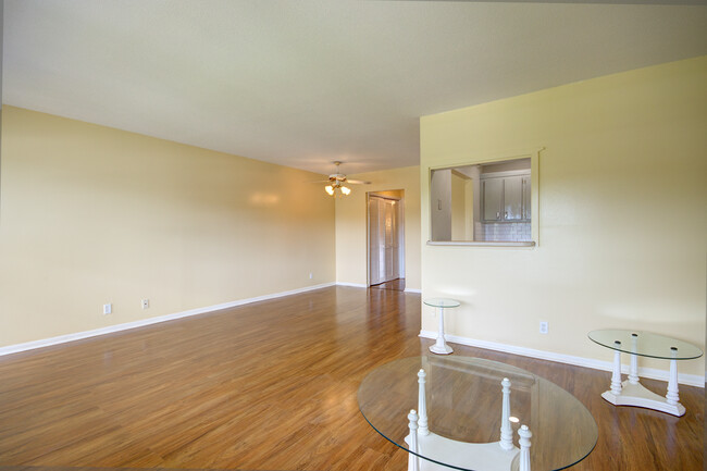 living room and dining - 206 Easthampton I