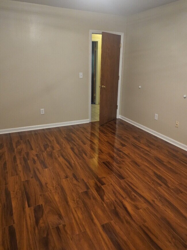 Building Photo - "Charming 2-Bed Townhouse Retreat on Fleming Road – Spacious Comfort in Charleston!"
