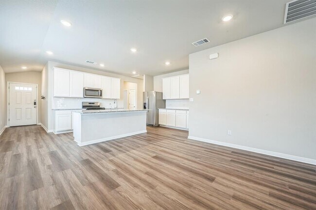 Building Photo - 100 Edge Holw Dr