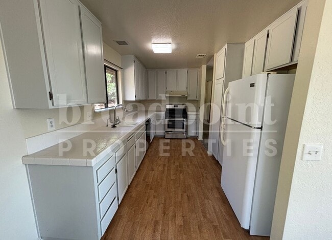 Building Photo - 2148 Skyview Glen