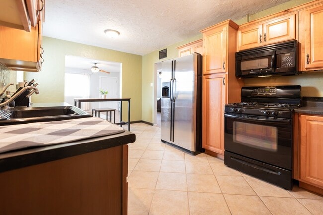 Building Photo - Hideaway House in Farmington, Executive Rental - Fully Furnished