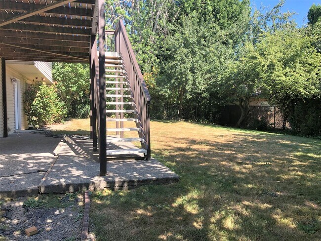 Building Photo - Fantastic Kirkland Home Available with Lar...