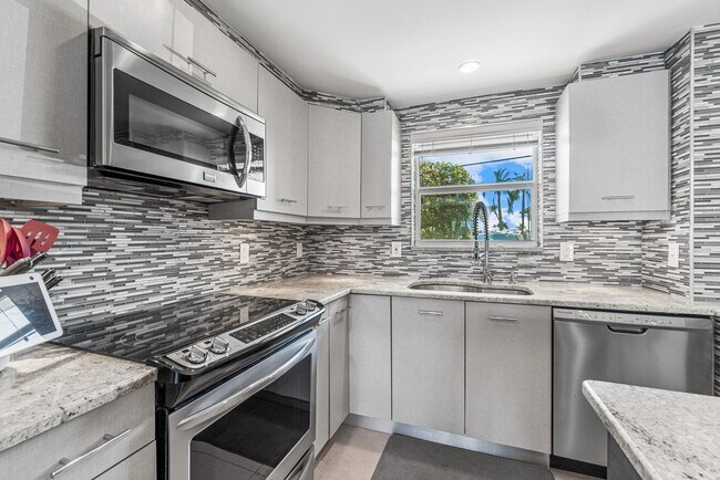 Building Photo - 2311 NE 36th St