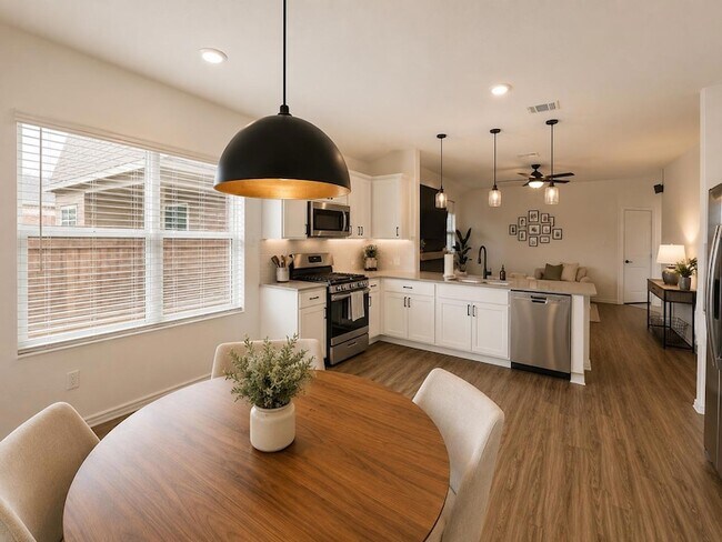 Building Photo - 208 Longbridge Dr