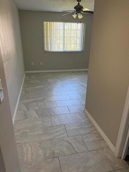 Building Photo - 500 Crestwood Ct S