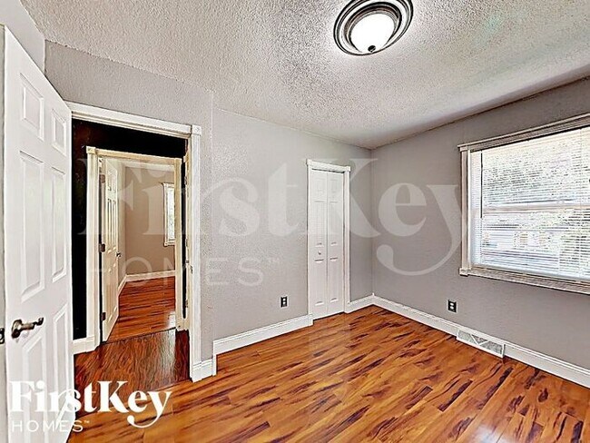 Building Photo - 5548 NE 58th St