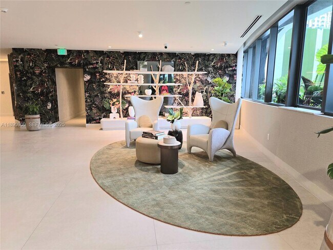 Building Photo - 700 NE 24th St