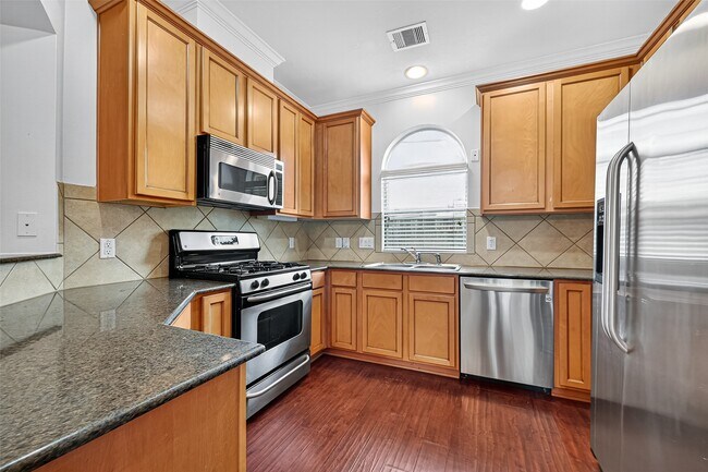 Building Photo - 6222 Skyline Dr