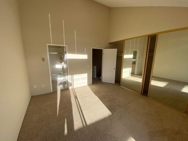 Building Photo - Sunny Townhouse in Lighthouse Cove