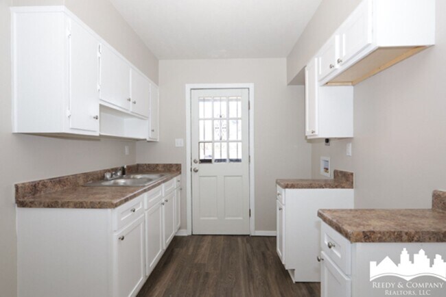 Building Photo - 1832 S Sutton Dr