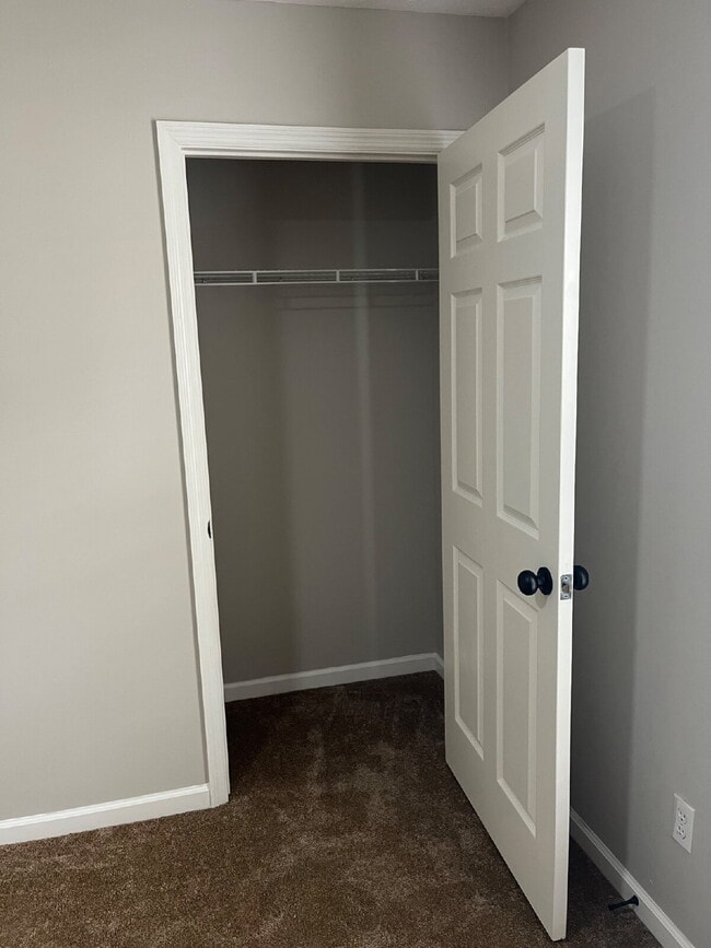 Building Photo - 135 Lake Chateau Dr