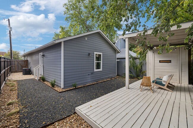 Building Photo - DARLING 2-BEDROOM MAHNCKE PARK COTTAGE