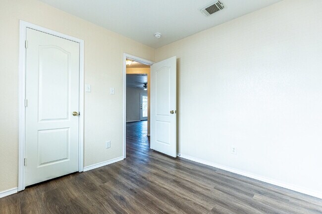 Building Photo - 7910 Lattimer Pond