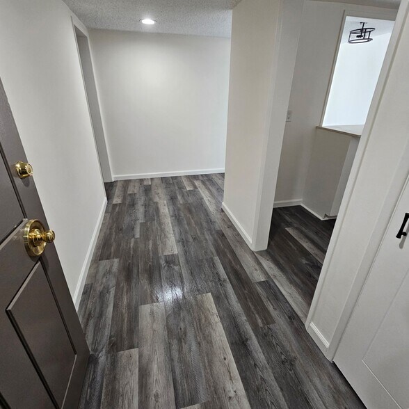 Building Photo - 10527 Palms Blvd