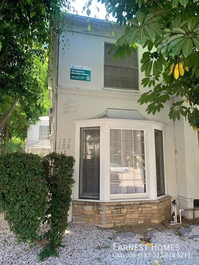 Building Photo - 127 N Doheny Dr