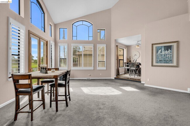 Building Photo - 5640 Edgeview Dr