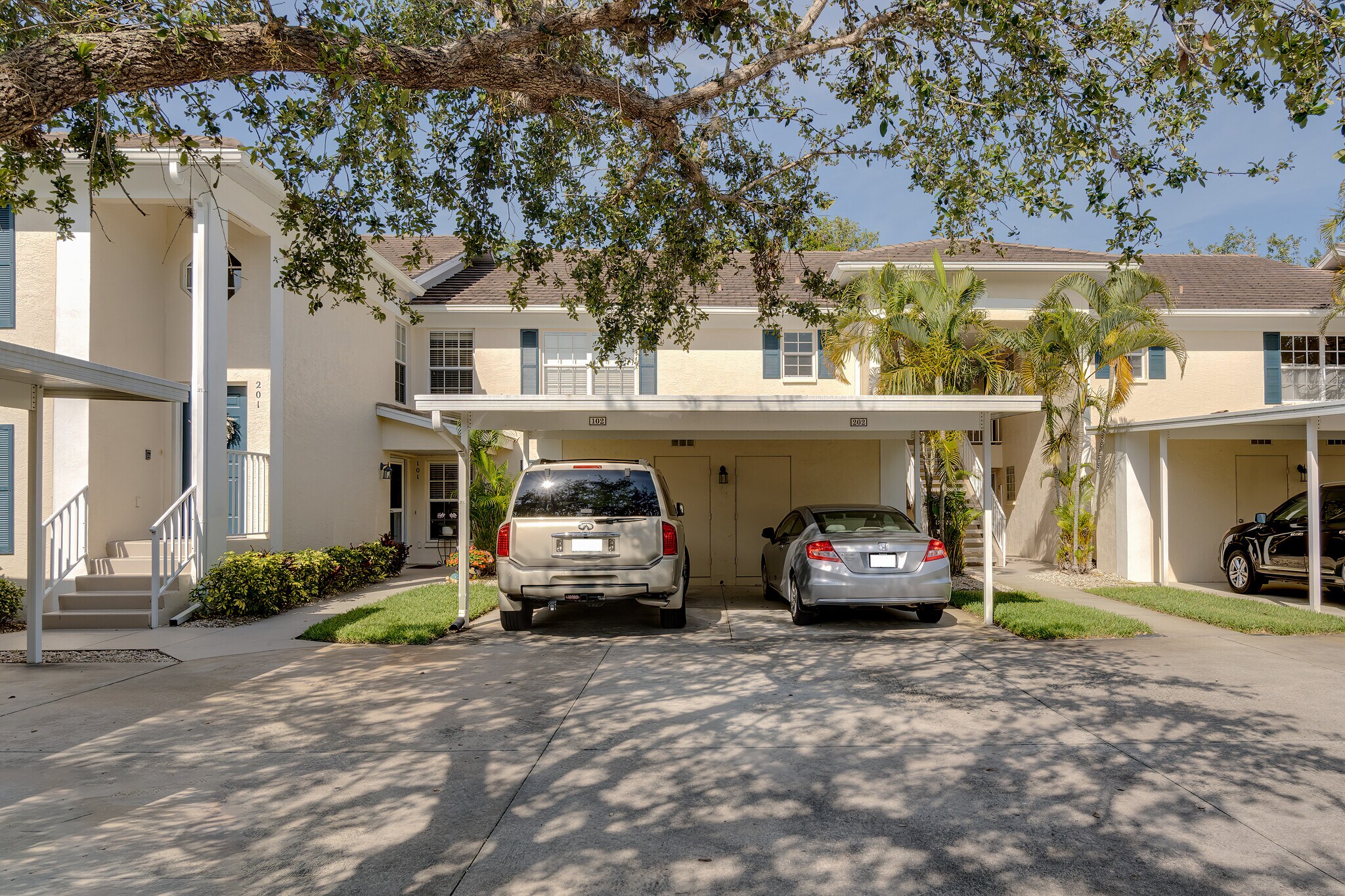 Carport (left side) - 821 Montrose Dr