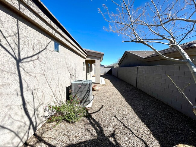 Building Photo - Great 3 Bedroom Home w/ 3 Car Garage in Wa...