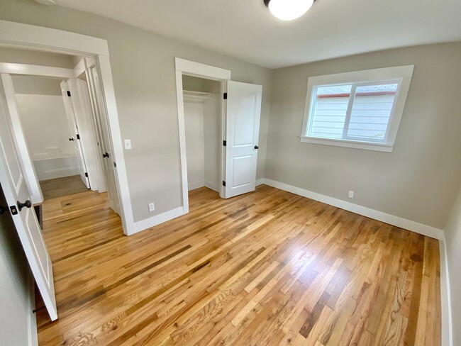 Building Photo - Beautifully Updated 3 Bedroom, 1 Bath Hous...