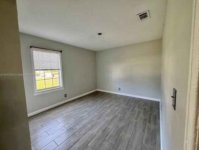 Building Photo - 1822 SE Oxmoor Ct
