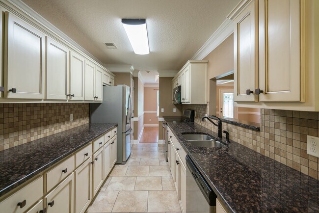 Building Photo - 633 Wilkinson Rd