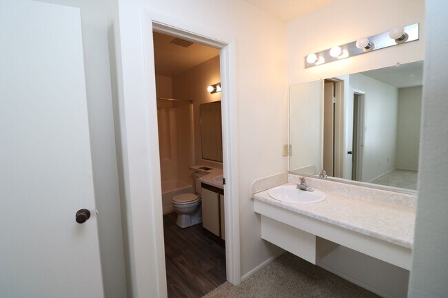 Building Photo - 2 bedroom 1 bath condo near Town Center in Virginia Beach!