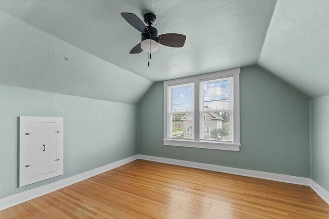 Building Photo - Original Charm with Modern Updates. PETS WELCOME
