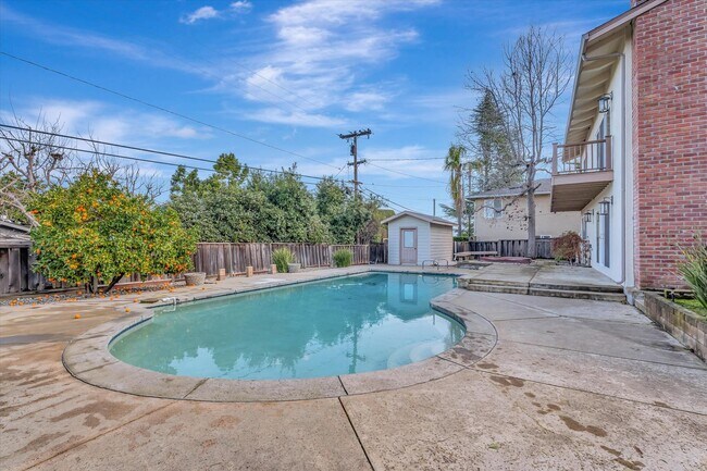 Building Photo - Tri-Level Home in Los Gatos