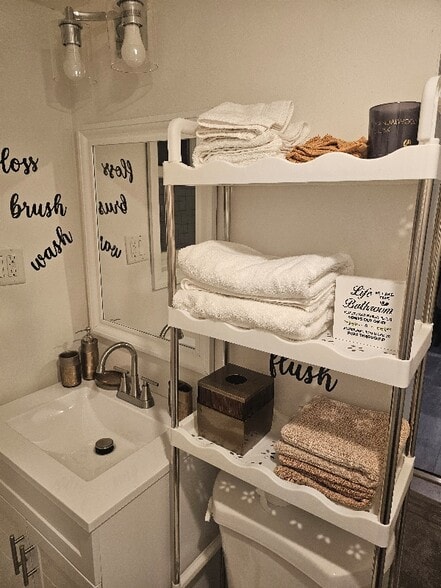 Building Photo - 4 Parente Ln N