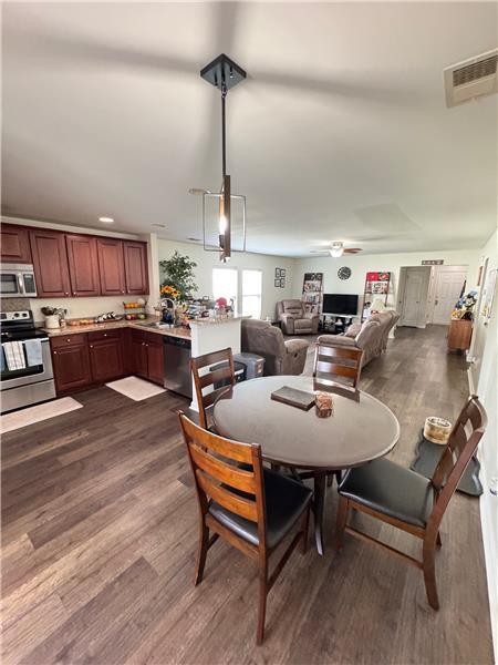 Building Photo - 320 Grasslands Dr