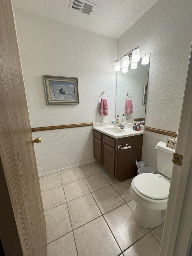 Building Photo - 2900 Vista Del Rey NE