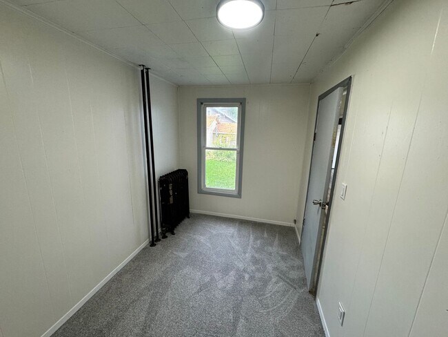 Building Photo - Available June 1st - RECENTLY REFRESHED 2 BED/1 BATH