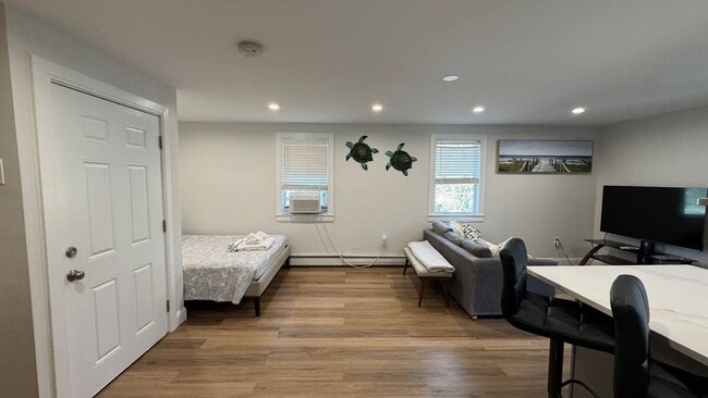 Building Photo - Large 5Br 3 1/2Ba Modern Home in Falmouth ...
