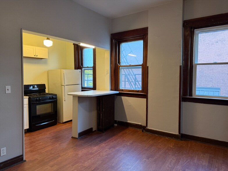 Building Photo - 329 Taylor Ave