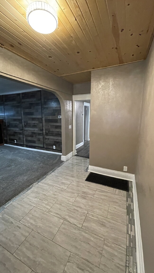 Building Photo - Cozy, Updated 1-Bed Apartment Near Downtown Sharon with In-Unit Laundry!