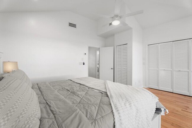 Building Photo - 114 S Lake Dr