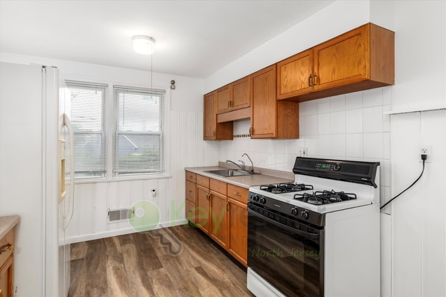 Building Photo - Bright 2BR/1BA Apartment with Private Entr...