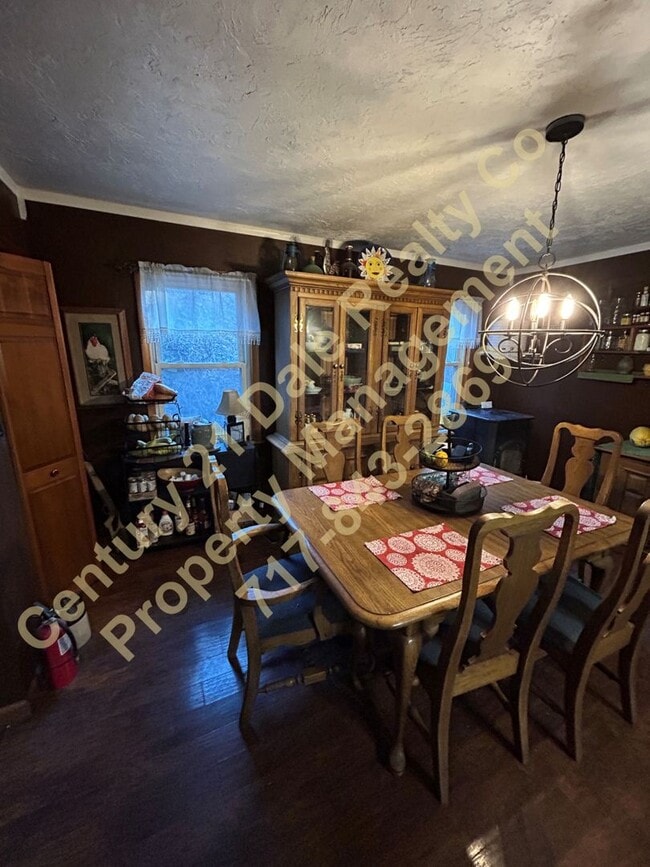 Building Photo - Large 3 Bedroom, 2 Bath Pet friendly home with off street parking and a 600sqft detached garage