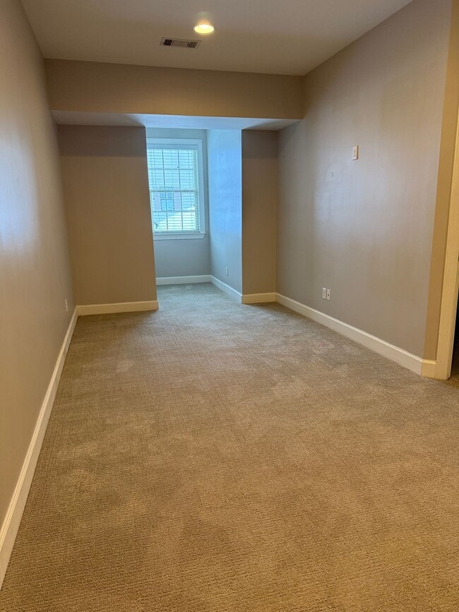 Building Photo - Luxury 3BR/3.5BA Townhome w/ 2-Car Garage in Gated Community