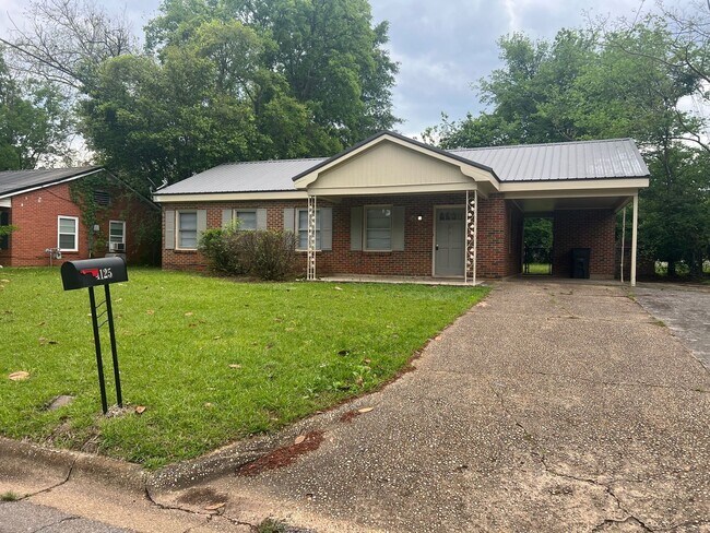 Building Photo - 3 bedroom 1 bathroom single level home