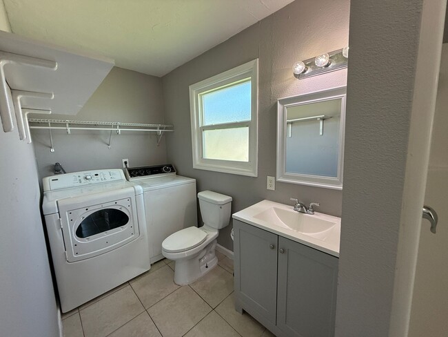 Building Photo - 3 Bedroom 2 Bath Single Family Home