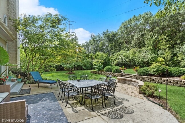 Building Photo - 8840 Royal Dr
