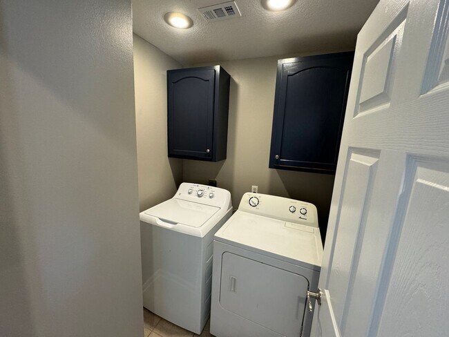 Building Photo - 3BR/2BA Home For Rent