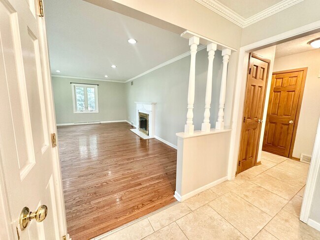 Building Photo - Desirable Mequon Home in Heart of Ville du...